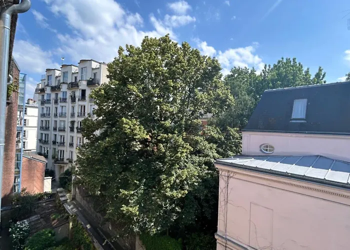 De Charme Donnant Sur Jardin Arbore Dans Le Calme Absolu Paris