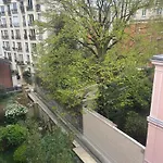 De Charme Donnant Sur Jardin Arbore Dans Le Calme Absolu