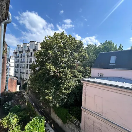 De Charme Donnant Sur Jardin Arbore Dans Le Calme Absolu パリ