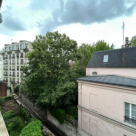 Entierement Renove Donnant Sur Jardin Arbore Dans Le Calme Absolu Apartment